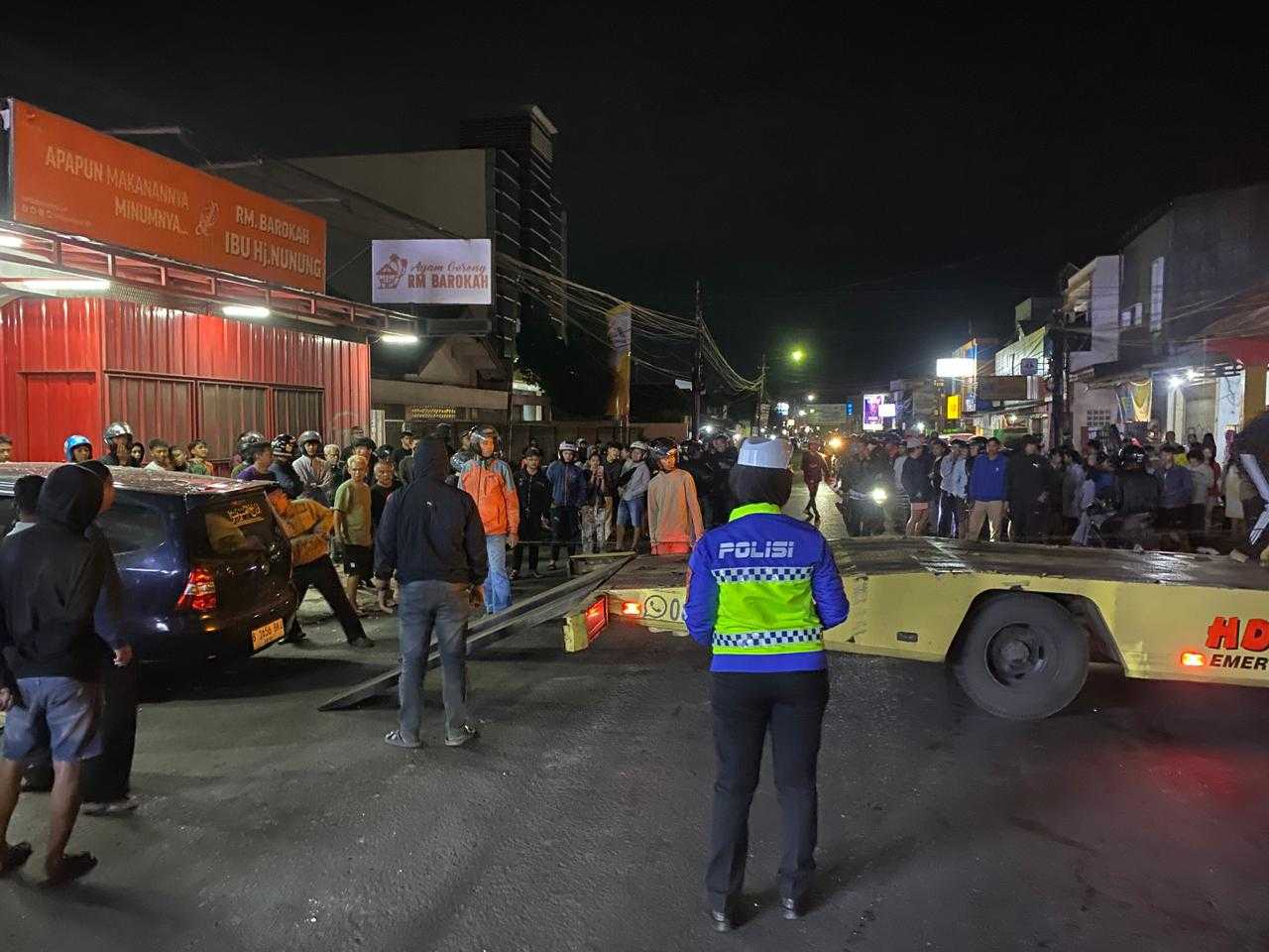 Mobil Tabrak Warung Nasi Goreng di Jalan Ciledug Garut, Satu Orang Meninggal Dunia